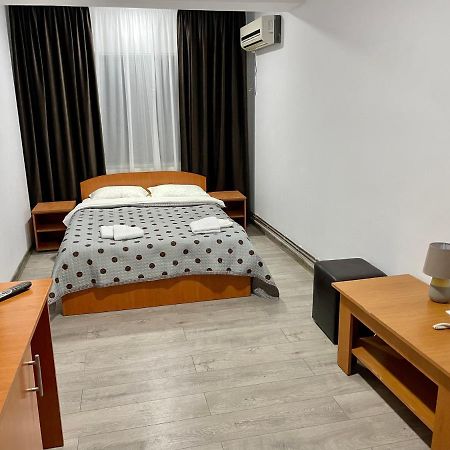 Hotel Tata Si Fii Bechet Buitenkant foto