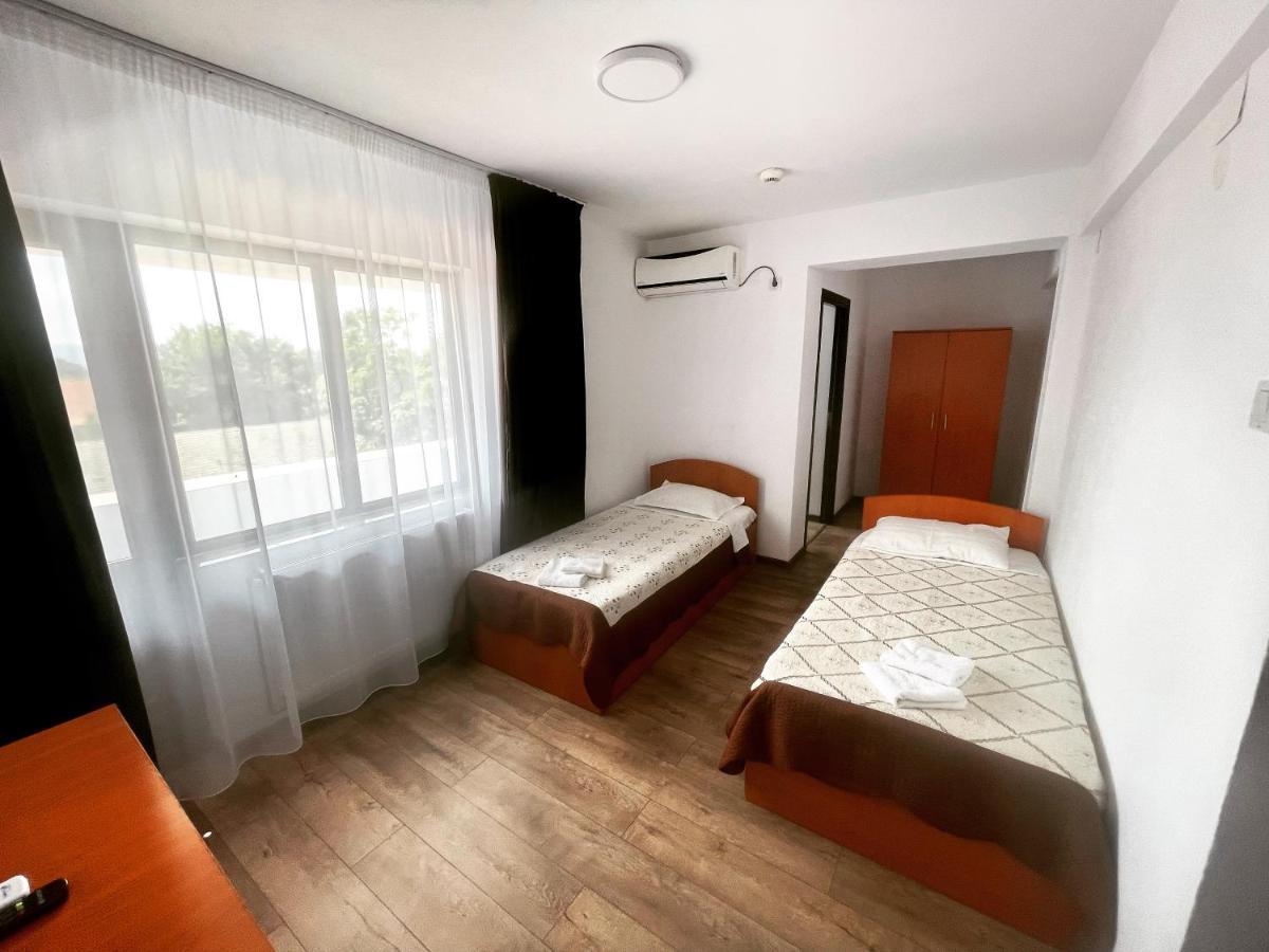 Hotel Tata Si Fii Bechet Buitenkant foto