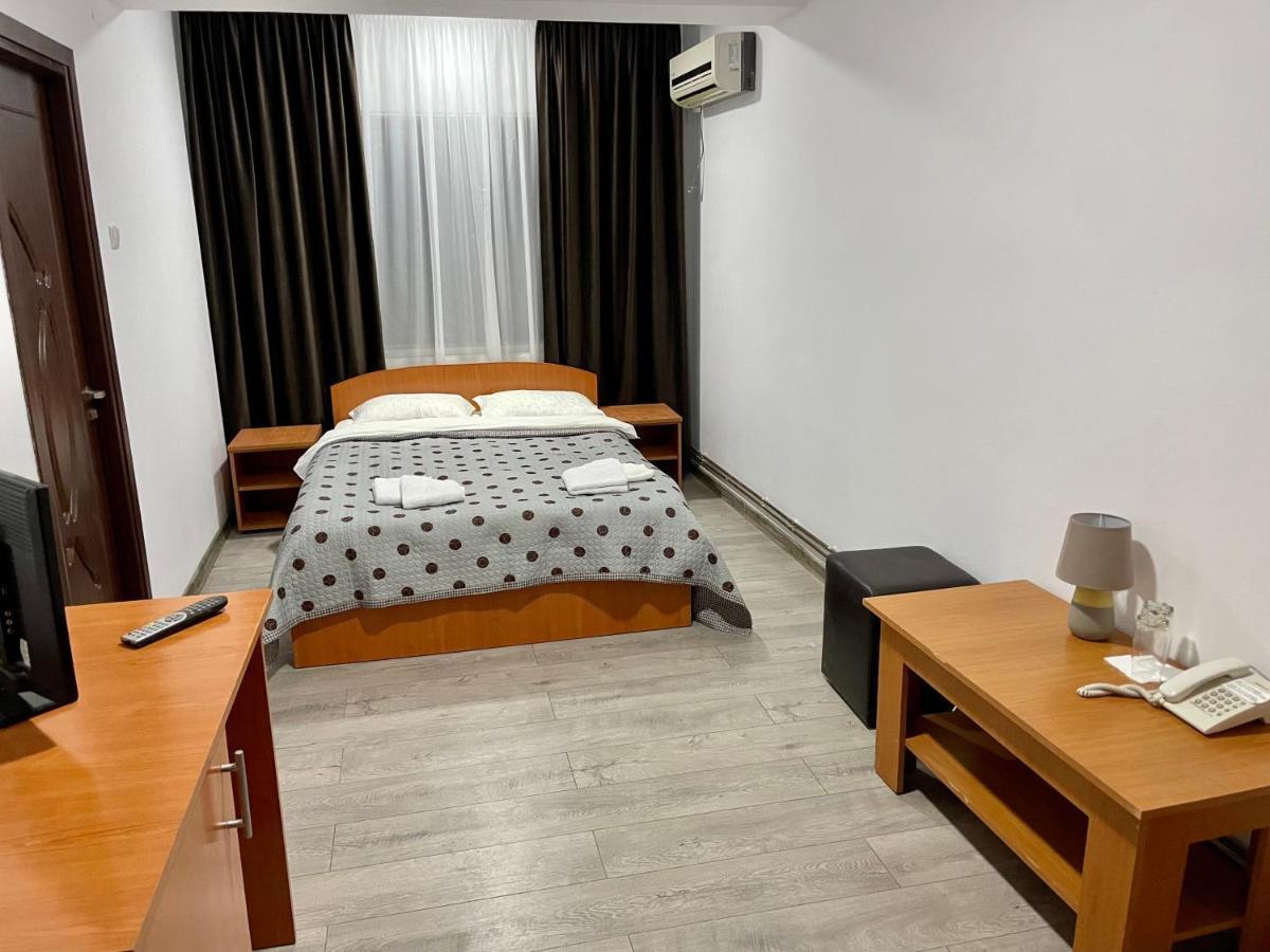 Hotel Tata Si Fii Bechet Buitenkant foto