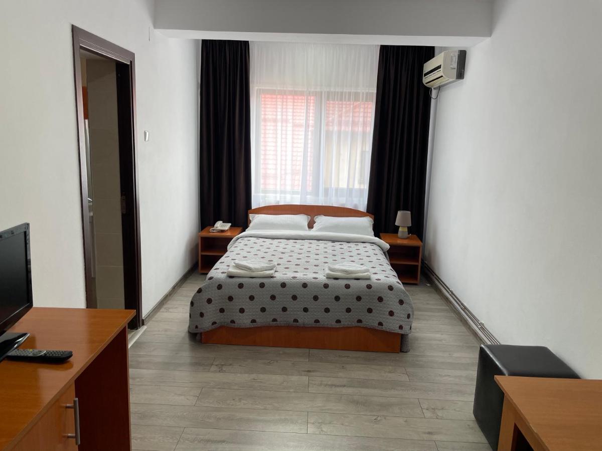 Hotel Tata Si Fii Bechet Buitenkant foto